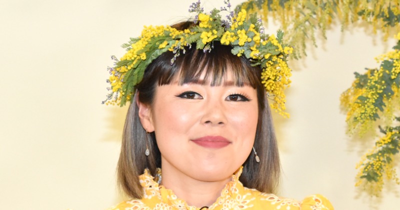 元“ブルゾンちえみ”藤原しおりさん、印象ガラリな近影「キレイになって」 元“with B”コージが公開「今でも仲良いんですね!」