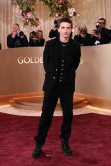 �J���e�B�G�̃p���e�[�� �h�D �J���e�B�G �l�b�N���X�i18K�z���C�g�S�[���h�A�_�C�������h�A�G�������h�A�I�j�L�X�j�𒅗p���āu��83��S�[���f���O���[�u�܁v���܎��ɏo�Ȃ����e�B���V�[�E�V�������i�ʐ^�񋟁F�J���e�B�G�j 