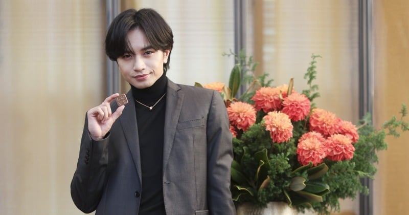 “ブルガリ アンバサダー”中島健人がチョコレートを堪能 母親への感謝の気持ち綴る