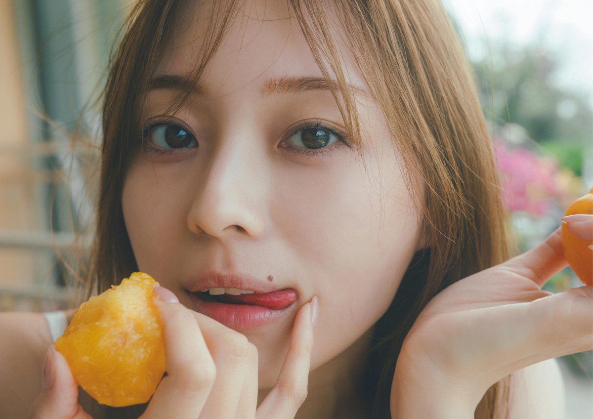 乃木坂46梅澤美波、寝起きの“ほぼすっぴん”姿を公開 2nd写真集パネル展