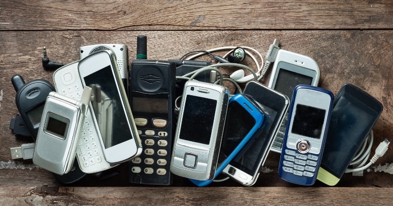 NTTドコモ「あの頃、クラスの誰かが必ず持ってた」 “懐かし”の投稿が話題「持ってた」「使いやすかった」「今も実家にあります」 コメント欄も“思い出の機種”で沸く