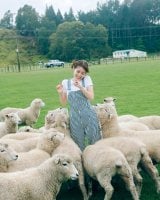 �u���^�A�b�v���܂��Ȃ��J�[�h�v=�N��46���c����1st�ʐ^�W �B�e/�k�Y�֎q(C)���~�� 