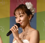 �t�F���P�A�I�C���wYURiiRO�x�̏��i���j���[�A�����\PR�C�x���g�ɓo�d�����_�c���� (C)ORICON NewS inc. 