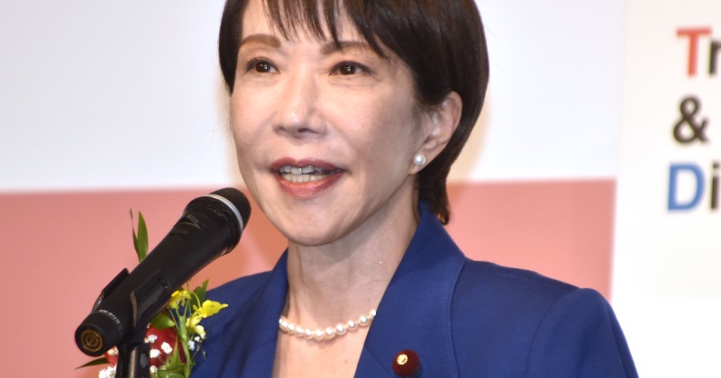 高市早苗首相、唐突なジウベルト・シウバとの2ショット公開 笑顔でワールドカップにタッチ 触ることができるのは国家元首か優勝メンバーだけ