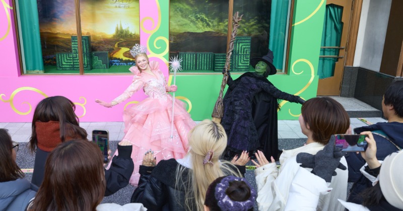 USJにエルファバ&グリンダが出現 『ウィキッド 永遠の約束』セレブレーションを開催へ エルファバ役・清水美依紗がコメント