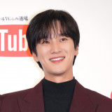 �w���׉@�N���X�x�ň����������A���E�{�q�����A�ؓ����X�Ȏp�ɐ��E�����甽�� �w�X�v�����O�E�t�B�[�o�[�x�I�t�V���b�g 