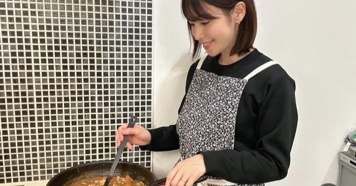1児の母・鷲見玲奈、エプロン姿でカレー作る“自宅ショット”に反響「やはり綺麗」「でら可愛い」「いい奥さん」