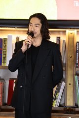 �wHiGH&LOW 10th ANNIVERSARY YEAR�x���C���i�b�v���\��ɓo�ꂵ��EXILE AKIRA 