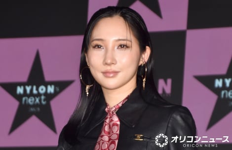 �N�[���ȕ\��ŉ��𖣗������t�@�[�X�g�T�}�[�E�C�J �iC�jORICON NewS inc. 