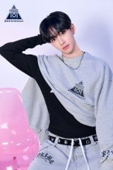 �wPRODUCE 101 JAPAN �V���E �x���K���̃A�M�i���h�E�g���X�^���E�W�F�[���X(C)PRODUCE 101 JAPAN 