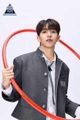 �wPRODUCE 101 JAPAN �V���E �x���K���̃I���E�X�A���J���[�e��(C)PRODUCE 101 JAPAN 