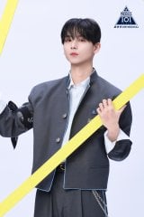 �wPRODUCE 101 JAPAN �V���E �x���K���̉��c�Ж�(C)PRODUCE 101 JAPAN 