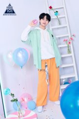 �wPRODUCE 101 JAPAN �V���E �x���K���̍����ɋ�(C)PRODUCE 101 JAPAN 