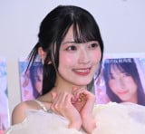 AKB48�E�����Y���A1st�ʐ^�W�w�V�g�̔��ˊp�x�x�����L�O� (C)ORICON NewS inc. 