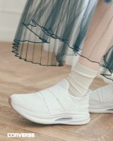 �z������H�������Ȃ��ŐV���B�W���A��������=CONVERSE�̃n���Y�t���[�V���[�Y�uCAVESTAR SLIT SLIDE�v��2026�t�ă��f�����o��  