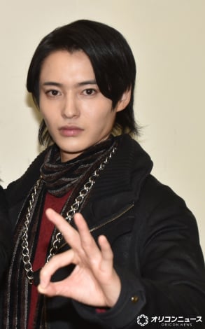 �w�i���o�[��������S�W���E�W���[�x�ŉ���i�^�S�W���E�E���t���������~��S�� �iC�jORICON NewS inc. 