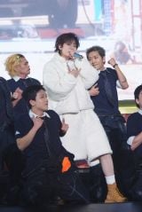 ZICO�A8�N�Ԃ�̓��{�P�ƌ������J�� ���c���ƃR���{�ȁuDUET�v��M�����g�񑩁h���킷 