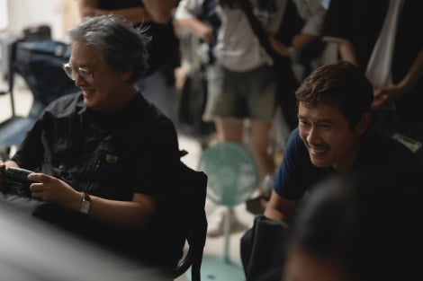 �B�e����̃p�N�E�`���k�N�ēƃC�E�r�����z�����؍��f��w�����킹�ȑI���x���C�L���O�ʐ^�iC�j2025 CJ ENM Co., Ltd., MOHO FILM ALL RIGHTS RESERVED 