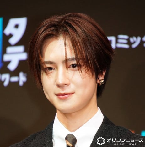 �u�^�e�ǂ݃}���K�A���[�h 2025�v���܎��ɓo�d����INI�E����Y�� �iC�jORICON NewS inc. 